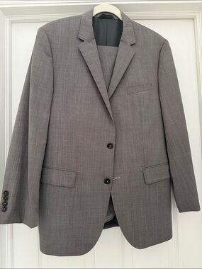 Hugo Boss Men's Gray Two-Button Classic Suit Jacket. Super 100.